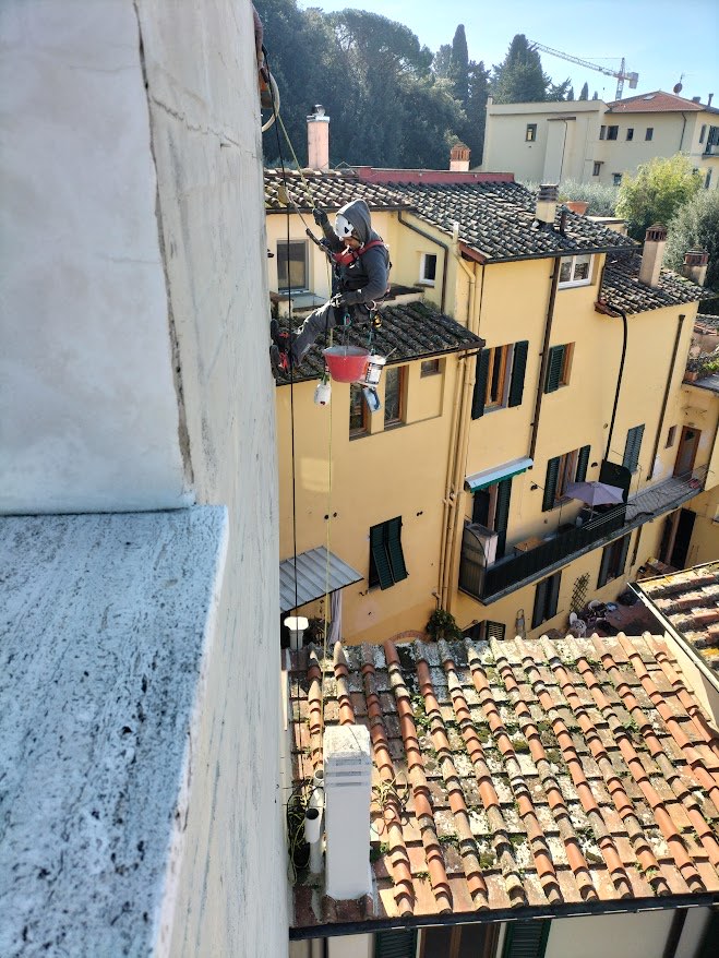 Ripristino di intonaco e cemento armato su facciata condominiale