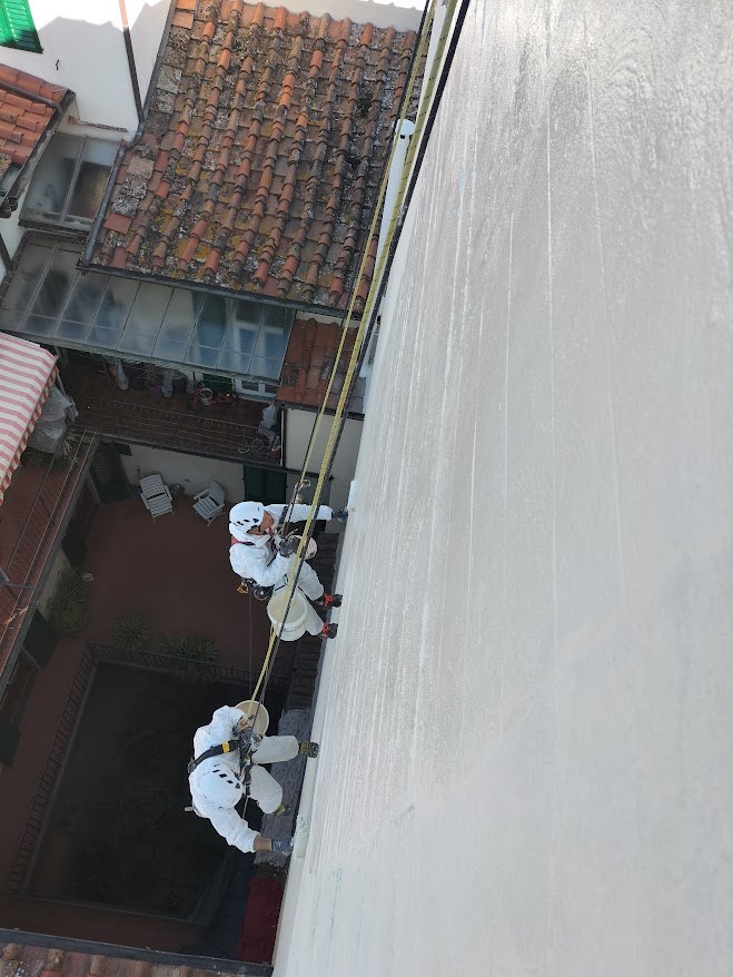 Ripristino di intonaco e cemento armato di facciata condominiale