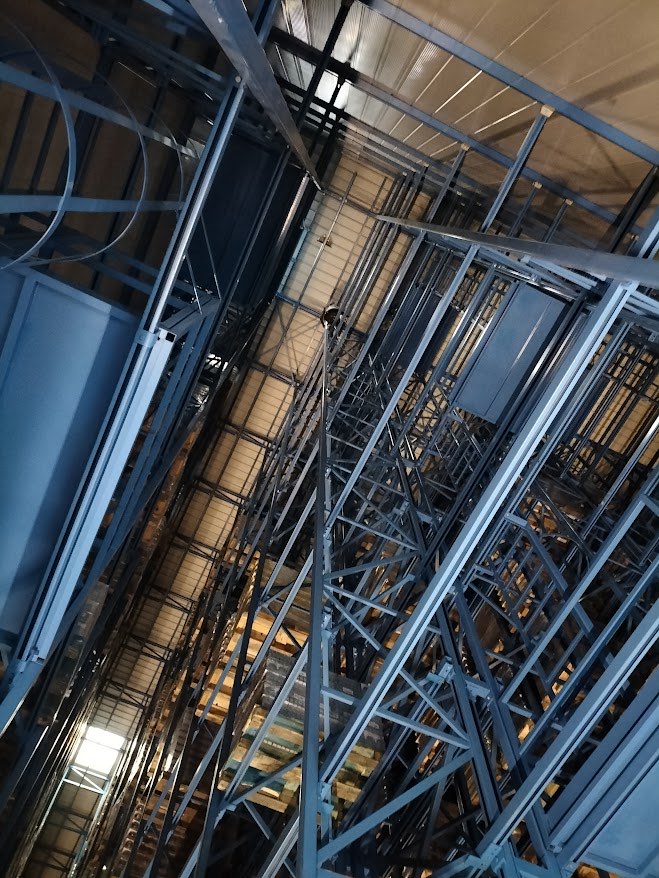 Lavori su un magazzino automatico verticale in ambiente industriale