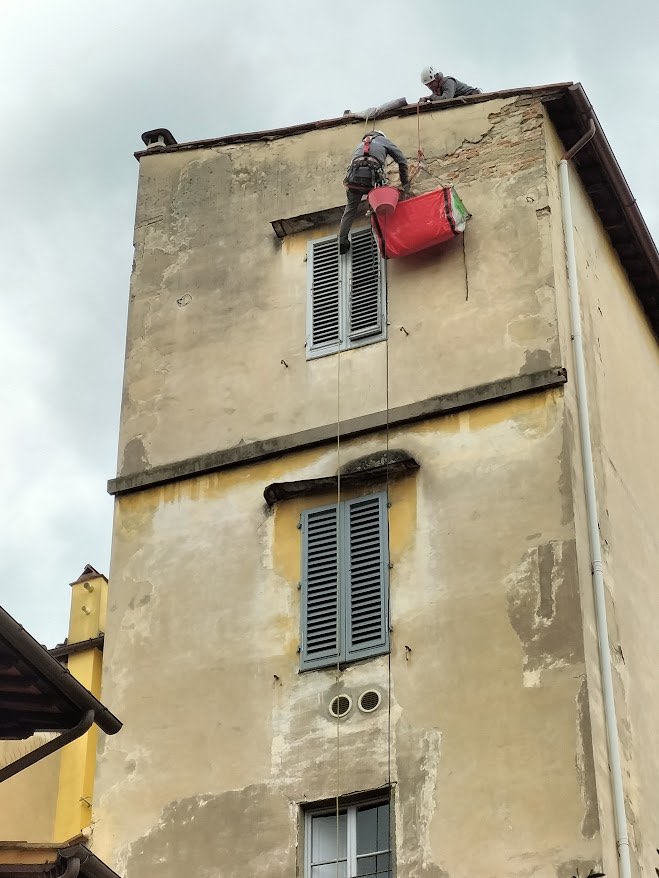 Messa in sicurezza di una facciata da intonaci pericolanti