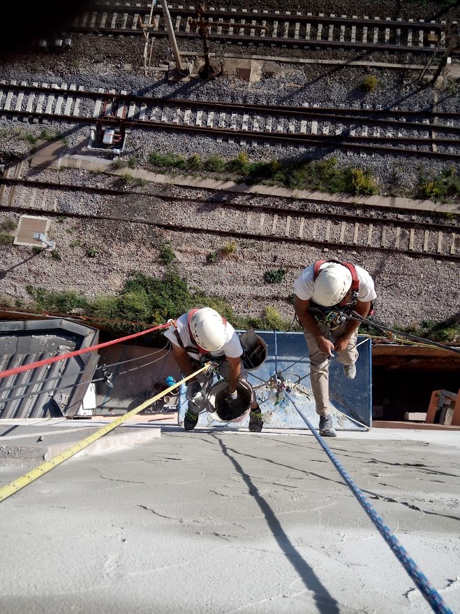 Ristrutturazione di una facciata con operatori su fune